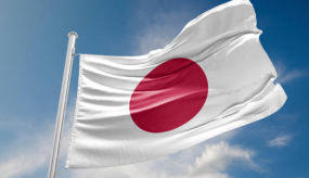 Bandeira do japão tremulando ao vento com ceú azul ao fundo